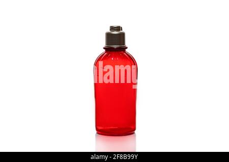 Bottiglie rosse per gel doccia e crema su fondo bianco. Vasetti in plastica leggeri. Su sfondo bianco. Ombre dure. Isolati. Concetto di regalo. Foto Stock