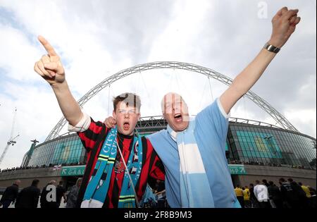 File foto datata 18-05-2019 dei tifosi di Manchester City posa per una foto fuori dai giardini prima della finale della Coppa fa al Wembley Stadium. Data di emissione: Martedì 13 aprile 2021. Foto Stock