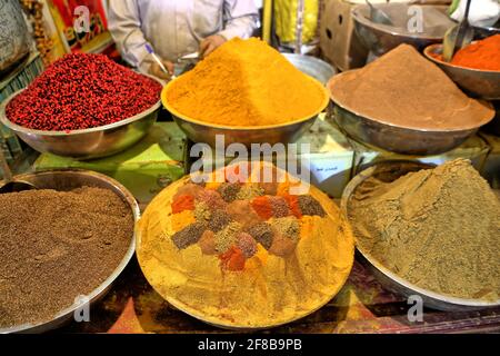 Gewürze und Trockenfrüchte auf einem orientalischen Basar Foto Stock