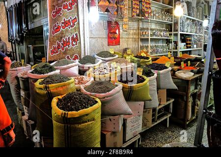 Gewürze und Trockenfrüchte auf einem orientalischen Basar Foto Stock