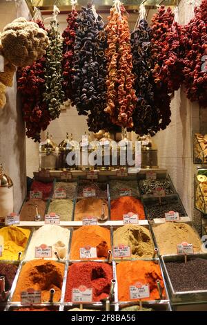 Gewürze und Trockenfrüchte auf einem orientalischen Basar Foto Stock