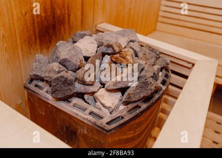 Bella sauna interna con scaldabagno e pietre. Sauna elettrica nel bagno turco. Primo piano Foto Stock