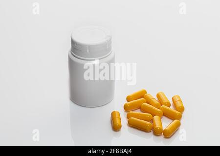 Pillole e vasi con farmaci su sfondo bianco. Isolare. Trattamento con coronavirus. Spazio di copia Foto Stock