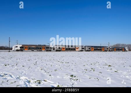 Treno in inverno con neve, Kamen, Ruhr zona, Nord Reno-Westfalia, Germania, Europa Foto Stock