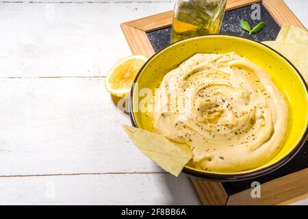 Cucina mediterranea tradizionale. Hummus con ceci, paprika, olio d'oliva e spezie orientali. Snack salutare Foto Stock