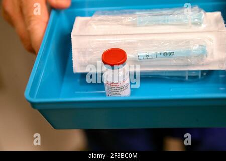Il vaccino moderna Covid-19 viene preparato presso il centro di vaccinazione dello stadio Madejski di Reading, Berkshire. Il vaccino Moderna è il terzo ad essere approvato per l'uso nel Regno Unito, ed è ora dato ai pazienti in Inghilterra. Data immagine: Martedì 13 aprile 2021. Foto Stock