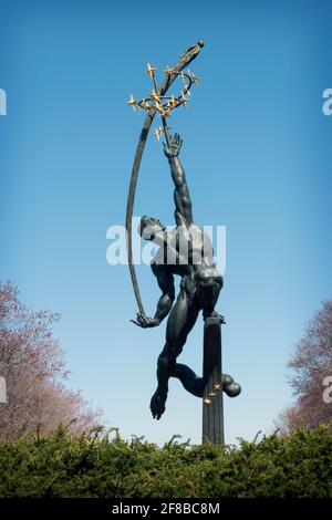 Rocket Thrower, una scultura in bronzo del 1963 di Donald De Lue. Creata per la New York World's Fair del 1964. Nel Flushing Meadows Corona Park a Queens, New York. Foto Stock