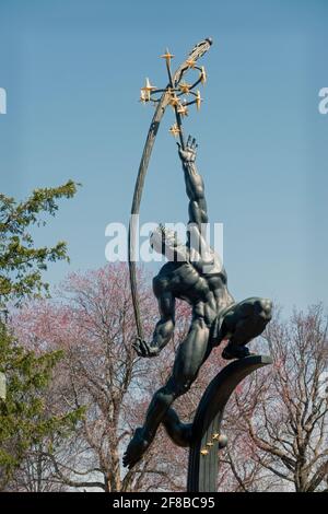 Rocket Thrower, una scultura in bronzo del 1963 di Donald De Lue. Creata per la New York World's Fair del 1964. Nel Flushing Meadows Corona Park a Queens, New York. Foto Stock