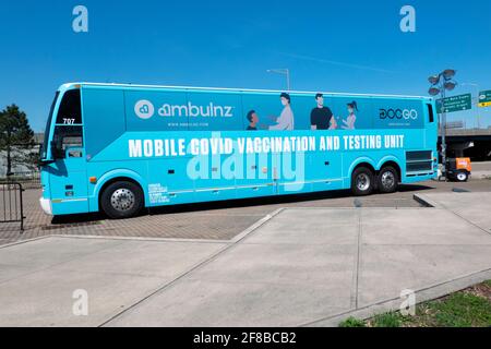 Un'unità mobile di vaccinazione e test di covid AMBULNZ parcheggiata vicino al Citi Field a Flushing, Queens, New York City. Foto Stock