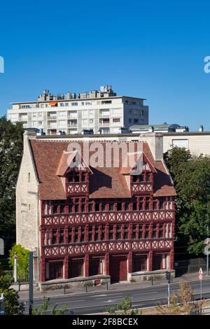 La casa Quatrans (in francese: Maison des Quatrans) è una casa a graticcio costruita nel 1460 nel centro storico di Caen. Foto Stock