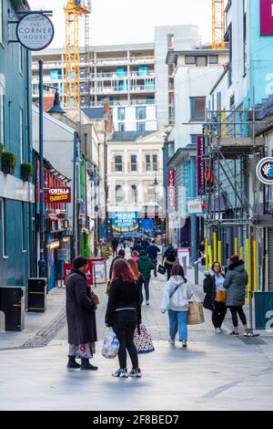 Cardiff, Galles, Regno Unito - 12 aprile 2021: Vista generale di Caroline Street, mentre gli acquirenti discendono nel centro di Cardiff, questa sera. Foto Stock