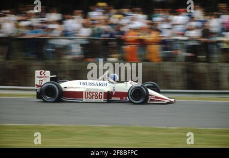 Derek Warwick nelle frecce A10 durante le qualifiche per il Gran Premio di Gran Bretagna 1987, Silverstone. Foto Stock