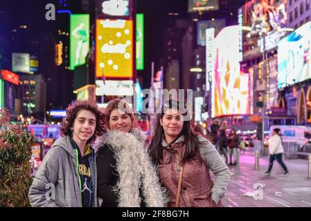 Ritratti di turisti latinoamericani nella città di New York, Stati Uniti Foto Stock