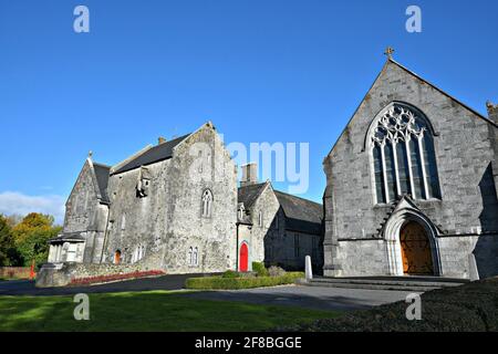 Paesaggio con vista panoramica sulla medievale Abbazia della Santissima Trinità in stile gotico ad Adare, nella contea di Limerick, Irlanda. Foto Stock