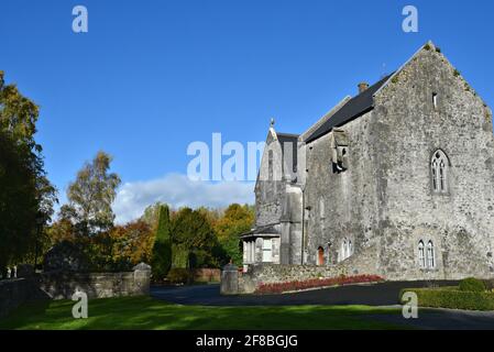 Paesaggio con vista panoramica sulla medievale Abbazia della Santissima Trinità in stile gotico ad Adare, nella contea di Limerick, Irlanda. Foto Stock