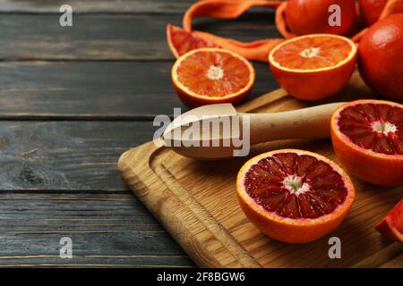 Concetto di agrumi con arance rosse su tavola di legno Foto Stock