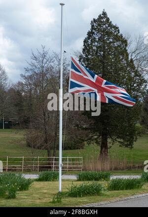 Bandiera di Union Jack che vola a metà albero per la morte del duca di Edimburgo, principe Filippo Foto Stock