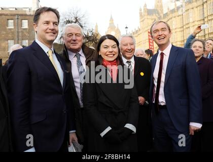 pic mostra: Sarah circondato da quattro leader Nick Clegg Paddy Ashdown Lord David Steel e Tim Farron nuovo Lib DEM MP Sarah Olney e leader Tim Farro Foto Stock