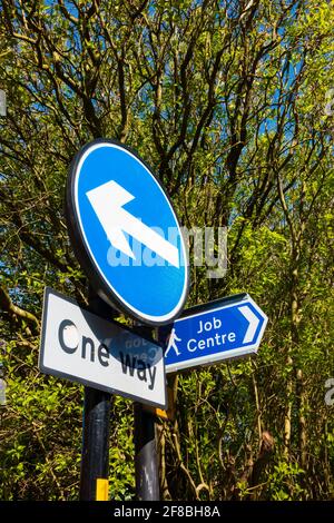 Cartello stradale a senso unico e indicazioni stradali per il centro di lavoro. Grantham, Lincolnshire, Inghilterra Foto Stock