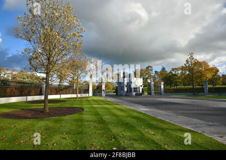 Paesaggio con l'entrata principale panoramica e vista sui giardini del lussuoso resort per il golf Adare Manor sulle rive del fiume Maigue ad Adare, Limerick Irlanda. Foto Stock