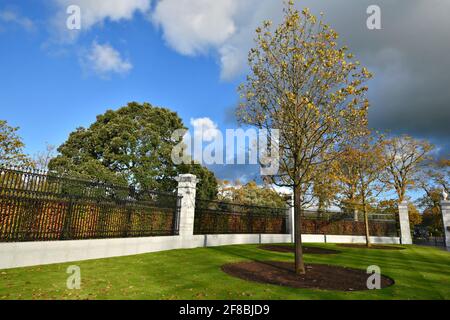 Paesaggio con l'entrata principale panoramica e vista sui giardini del lussuoso resort per il golf Adare Manor sulle rive del fiume Maigue ad Adare, Limerick Irlanda. Foto Stock