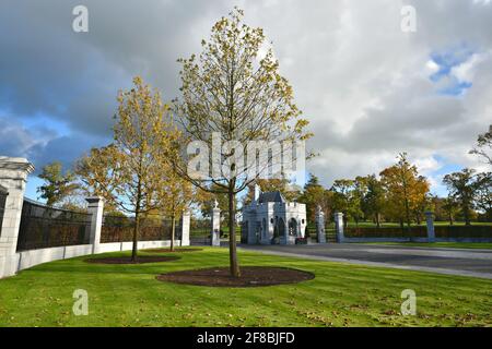 Paesaggio con l'entrata principale panoramica e vista sui giardini del lussuoso resort per il golf Adare Manor sulle rive del fiume Maigue ad Adare, Limerick Irlanda. Foto Stock