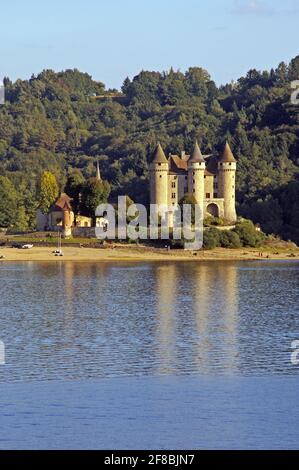 Chateau de Val sul fiume Dordogna, vicino Bort-les-Orgues, Limousin, Francia. Foto Stock