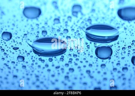 Due lenti a contatto con gocce su sfondo chiaro. Immagine con tonalità blu. Messa a fuoco su obiettivi a lunga distanza. Vista concettuale. Foto Stock