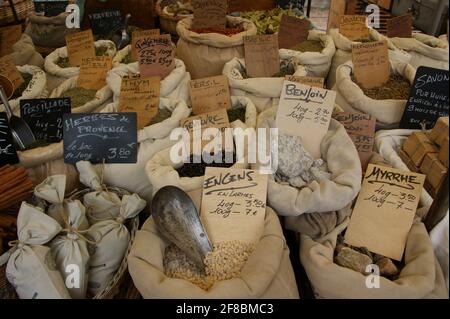 Gli ingredienti essenziali degli chef sono in vendita presso una bancarella francese specializzata in erbe e spezie. Foto Stock