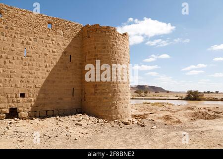 Rovine di un castello di mattoni di pietra vicino a Tabuk City. Era una delle principali stazioni per il pellegrino shamiita, Arabia Saudita Foto Stock