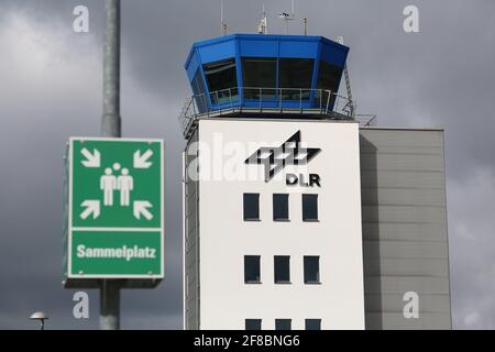 Cochstedt, Germania. 13 Apr 2021. "DLR" può essere letto sulla torre del "DLR - National Test Center for Unmanned Aerial Systems". A Cochstedt, sotto la supervisione del Centro aerospaziale tedesco DLR, il mercato dei droni di alta qualità provenienti dalla Germania deve essere portato avanti. Entro la fine del 2022, un totale di circa 60 dipendenti sarà impiegato nella ricerca e nelle operazioni presso il sito. Già all'inizio di agosto, l'aeroporto commerciale dovrebbe riprendere le operazioni su scala ridotta. Credit: Matrhias Bein/dpa-Zentralbild/dpa/Alamy Live News Foto Stock