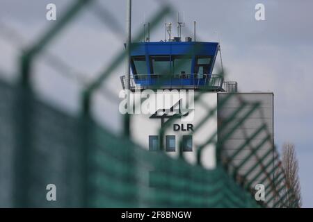 Cochstedt, Germania. 13 Apr 2021. Vista della torre del 'DLR - National Test Center for Unmanned Aerial Systems'. A Cochstedt, sotto la supervisione del Centro aerospaziale tedesco DLR, il mercato dei droni di alta qualità provenienti dalla Germania deve essere portato avanti. Entro la fine del 2022, un totale di circa 60 dipendenti sarà impiegato nella ricerca e nelle operazioni presso il sito. Già all'inizio di agosto, l'aeroporto commerciale dovrebbe riprendere le operazioni su scala ridotta. Credit: Matrhias Bein/dpa-Zentralbild/dpa/Alamy Live News Foto Stock