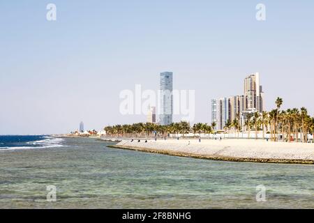 Skyline sulla Corniche, passeggiata sulle rive del Mar Rosso nel centro di Jeddah, Arabia Saudita Foto Stock