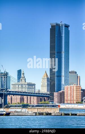 Una torre di Manhattan Square sul Lower East Side e sul Manhattan Bridge. Foto Stock