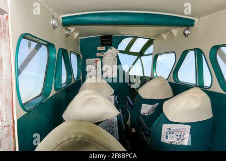 Interni d'epoca di un classico aereo di linea de Havilland Dragon Rapide. viaggio aereo di lusso degli anni '30, trasporto. Sedili. Viaggio prima della guerra Foto Stock