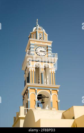 Un orologio greco e il campanile di una chiesa sull'isola di Santorini, Grecia. Foto Stock