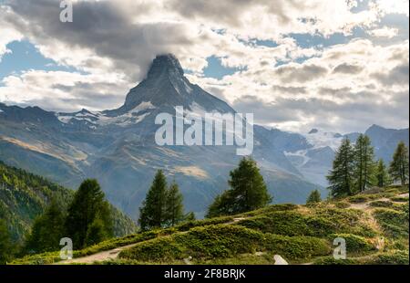 Il Monte Cervino da un sentiero panoramico vicino a Zermatt in Svizzera Foto Stock