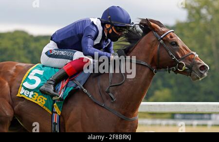 File photo datato 19-07-2020 di Global Giant guidato da Frankie Dettori vincendo il bet365 Steventon Stakes all'Ippodromo di Newbury. Data di emissione: Martedì 13 aprile 2021. Foto Stock