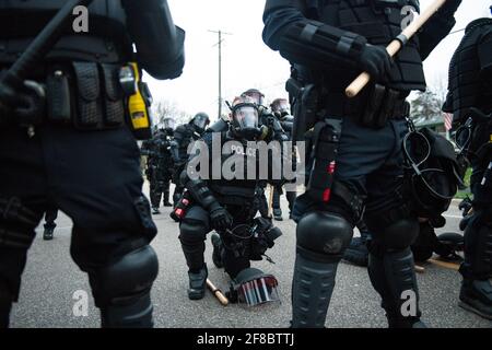 Brooklyn Center, Stati Uniti. 11 Apr 2021. I manifestanti si manifestano vicino all'angolo tra Katherene Drive e la 63rd Ave North il 11 aprile 2021 a Brooklyn Center, Minnesota, dopo la morte di Daunte Wright. Foto: Chris Tuite/ImageSPACE/Sipa USA Credit: Sipa USA/Alamy Live News Foto Stock