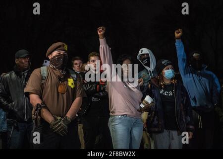 Brooklyn Center, Stati Uniti. 11 Apr 2021. I manifestanti si manifestano vicino all'angolo tra Katherene Drive e la 63rd Ave North il 11 aprile 2021 a Brooklyn Center, Minnesota, dopo la morte di Daunte Wright. Foto: Chris Tuite/ImageSPACE/Sipa USA Credit: Sipa USA/Alamy Live News Foto Stock