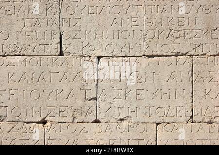 Antica iscrizione medievale scolpita sulla pietra. Foto Stock