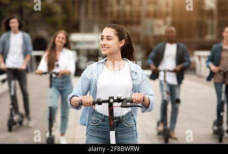Amici che hanno una piacevole corsa su scooter a motore Foto Stock