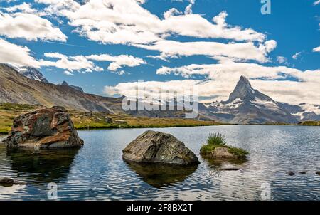 Cervino con riflessione sul lago di Stellisee, Svizzera Foto Stock