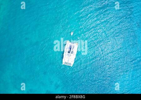 Vista aerea dall'alto di uno yacht di lusso sull'isola di Curieuse, Seychelles. Foto Stock