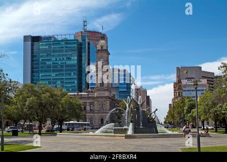 Adelaide, Australia - 30 gennaio 2008: Persone non identificate su Victoria Square con fontana e Victoria Tower Foto Stock