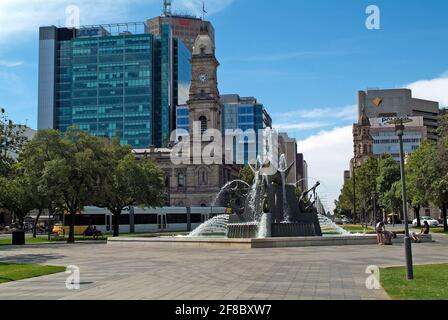 Adelaide, Australia - 30 gennaio 2008: Persone non identificate su Victoria Square con fontana e Victoria Tower Foto Stock