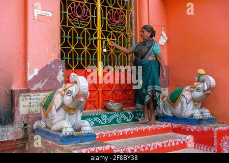 Jeyporo, India - 2021 febbraio: Una donna che fa un'offerta al Tempio di Jagannath il 26 febbraio 2021 a Jeyporo, Odisha, India. Foto Stock