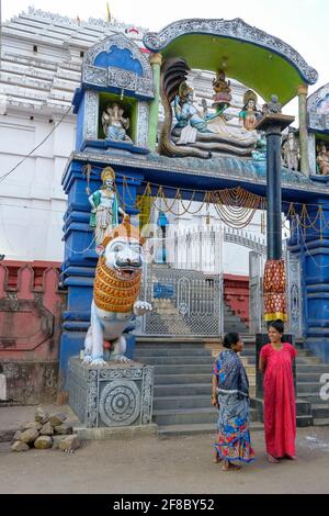 Jeyporo, India - 2021 febbraio: Due donne che parlano di fronte al Tempio di Jagannath il 26 febbraio 2021 a Jeyporo, Odisha, India. Foto Stock