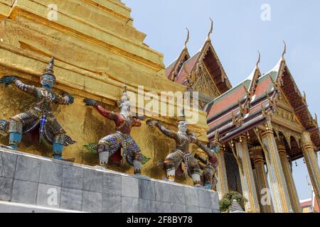 Sculture tradizionali di creature thailandesi al tempio Wat Phra Kaew a Bangkok, Thailandia Foto Stock