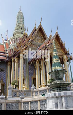 Colorato tempio tradizionale tailandese a Bangkok, Thailandia Foto Stock